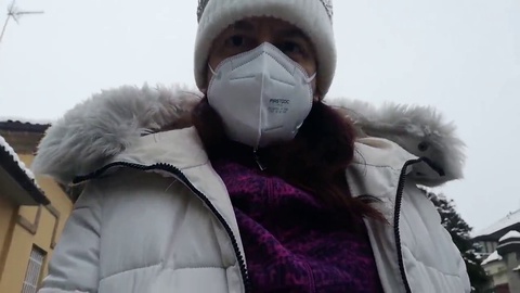 Nicoletta, MILF europea, si fa la pipì addosso per strada durante una giornata fredda