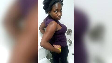 Adolescente nera riceve una sborrata cremosa di BBC nella doccia