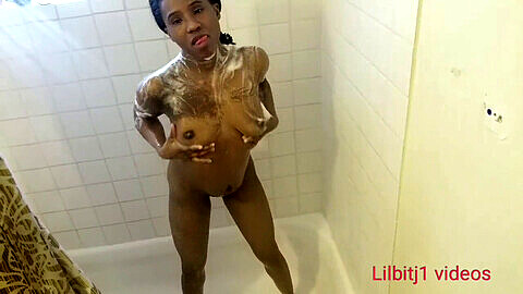 Intensa sessione nella doccia con la giovane africana Lilbitj1 e un enorme cazzo nero