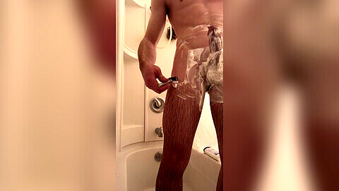 Adolescente joven se afeita su gruesa verga cremosa en la ducha