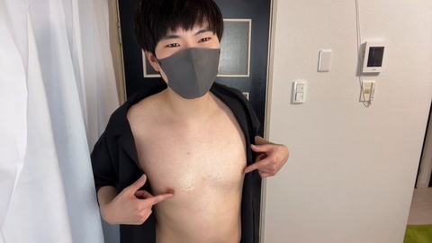 Le mignon gars japonais joue avec ses tétons et atteint un orgasme sec et plaisant ♡