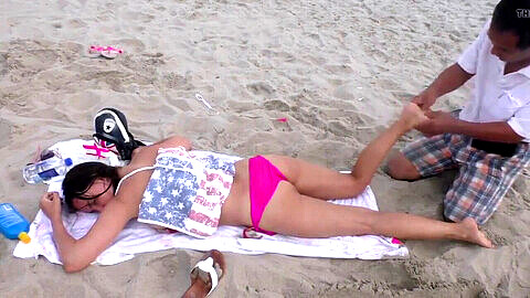 ¡Chica topless recibe un masaje de un hombre mayor en una playa pública en Japón mientras la cámara oculta captura todo!