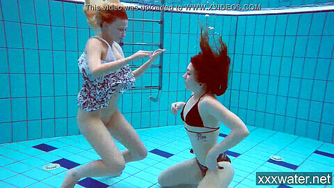 Scharfe russische Mädchen schwimmen im Pool