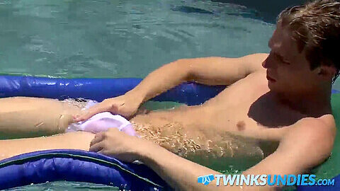 Twink pool, cute twinks, gay young (18+)