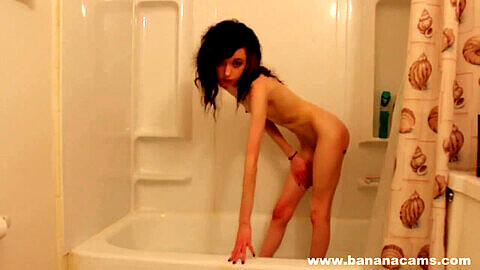 Jeune fille mince en webcam se fait plaisir dans la salle de bain