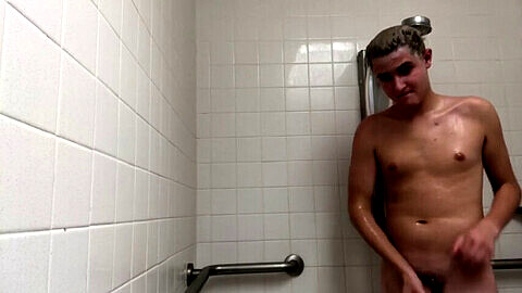 Junger Mann gönnt sich eine ausgiebige Dusche, befriedigt sich selbst und kommt