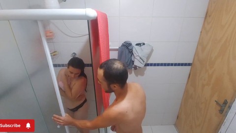 Il patrigno birichino si lascia andare a desideri proibiti mentre spia la sua figlioccia sotto la doccia!