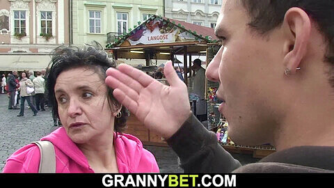 Nonna turista viene cavalcata da uno sconosciuto
