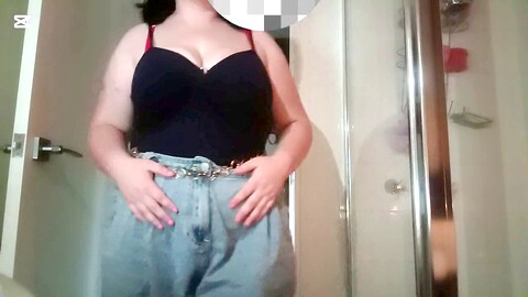 La magnifique BBW Bella Soles en lingerie sexy taquinant avant sa douche