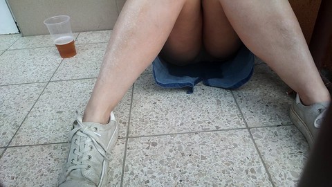 La chica traviesa se mea en su ropa interior, moja su falda y disfruta de la micción pública