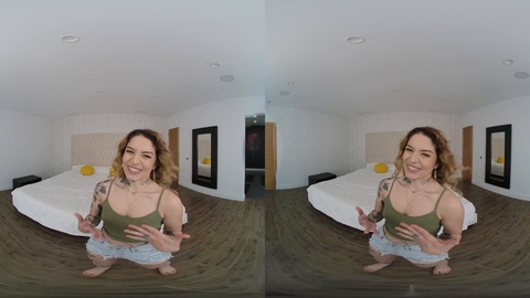 Vanessa Vega, joven latina tatuada, disfruta de una cama enorme y una gran polla en realidad virtual