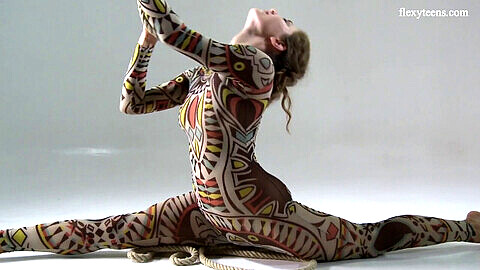 La ginnasta bionda adolescente Anka Merdok mostra un'impresionante flessibilità in incredibili pose di balletto nude