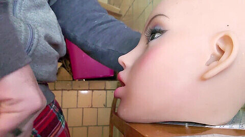 Intensiver Oralsex von einer versauten Dame beim Blasen mit riesiger Gesichtsbesamung