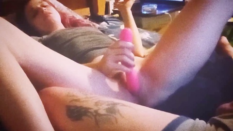 Una MILF casada muy sexy disfruta usando un juguete en su coño mojado mientras fuma un cigarrillo