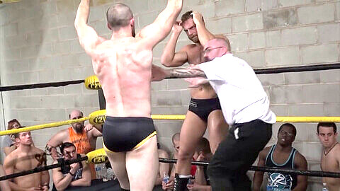 Intensiver Wrestling-Kampf zwischen Busick und Thatcher mit zwei muskulösen Kerlen!