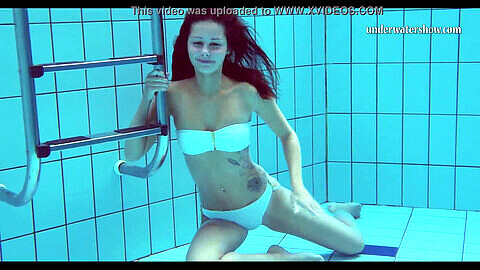 La jeune hongroise Nata Silva se mouille et devient sauvage sous l'eau dans la piscine