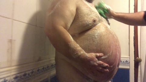 Orso sporco riceve una sessione di pulizia sensuale in bagno.