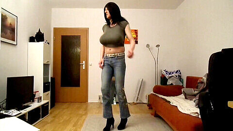 Sandralein mit Monster Titten tanzt und raucht vor der Webcam