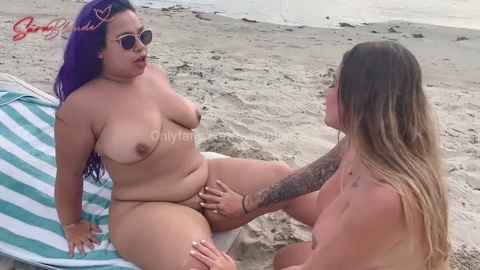 SaraBlonde y MaggieQueen dan un masaje caliente con un final feliz a una latina culona en una playa nudista en Cartagena, Colombia