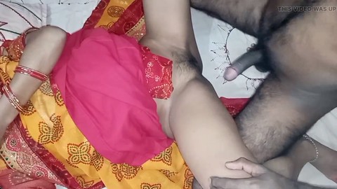 Una sexy bhabhi india y una ardiente chica india de 18 años en acción caliente