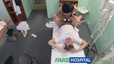 Ragazza scolastica alternativa Lady Dee ha un check-up intimo al FakeHospital