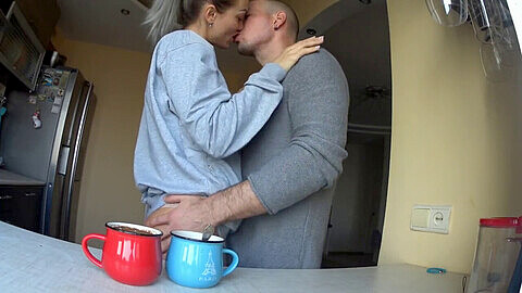 Milf blonde européenne profite d'une baise matinale dans la cuisine au lieu du café