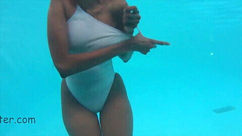 Afrikaans zwempak, swimsuit public, swimsuit flash
