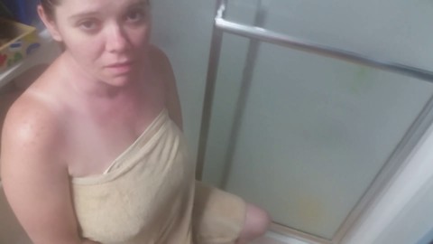 La fiancée infidèle attrape son coloc en train de se branler et prend une éjac faciale devant ses colocataires excités