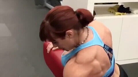 Madre musculosa hace ejercicio de bíceps