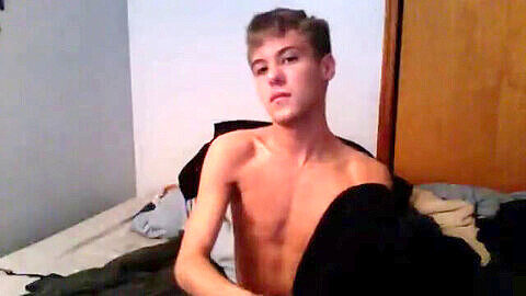 Jeune mec inexpérimenté se branle sur webcam, pour votre plaisir