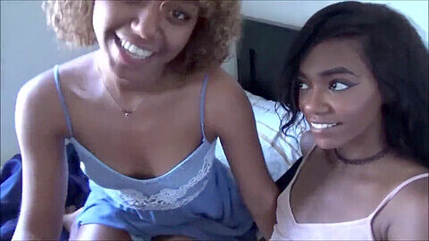 Zwei unerfahrene schwarze Mädchen von FuckInYourCity.com teilen sich einen glücklichen Schwanz in einem wilden POV-Dreier