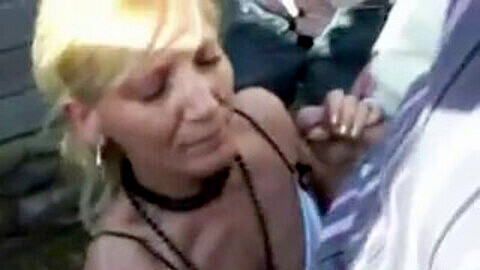 ¡Prostituta francesa cubierta de esperma durante una orgía salvaje!