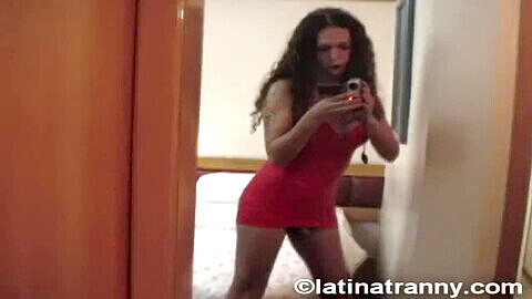 Nikki Montero, eine geile latina TS, filmt ein sexy Selfie-Video im Spiegel ohne Höschen!
