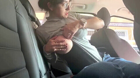 Nana aux gros seins exhibe ses nichons et sa chatte dans une voiture