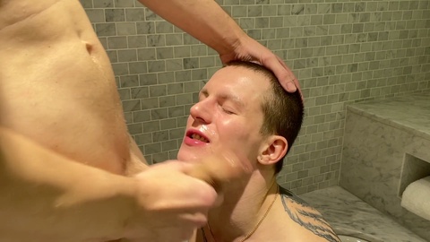 Stiefvater fickt Stiefsohn hart im Badezimmer und füllt seinen Mund mit heißem Sperma
