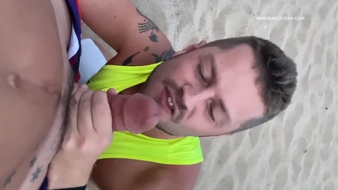 Mars Barcelona gode di una appassionante avventura gay di crociera sulla spiaggia pubblica di Mar Bella a Barcellona