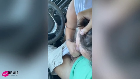 Aventura en coche salvaje de la pareja: ¡La novia da una loca mamada y masturbación en público!