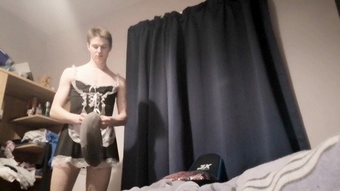 ¡Hombre alto vestido de mucama sexy limpiando su habitación sucia como un verdadero profesional!
