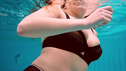 La belleza checa Vesta se desnuda y da un refrescante chapuzón en la piscina.