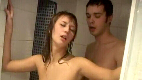 Jeune couple Européen mince ayant des rapports sexuels dans la salle de bain - FAPLIX