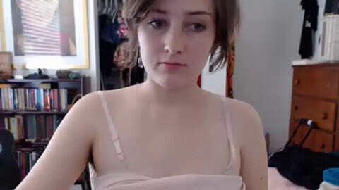 Reine de la webcam velue montre sa toison naturelle
