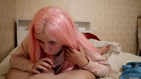 Jeune fille adorable aux cheveux roses surprise en train d'être filmée et échoue à reprendre la caméra