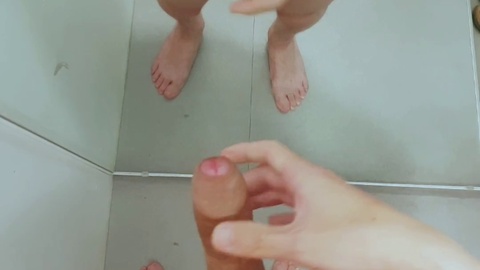 Attraktiver Kerl masturbiert heimlich mit seinem unbeschnittenen koreanischen Schwanz in der Umkleidekabine