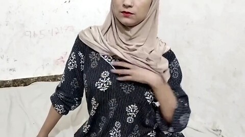 Il docente spoglia una scolara nella doccia