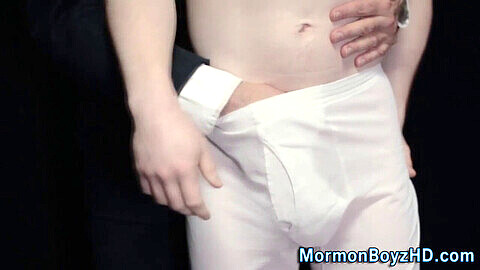 Mormones en ropa interior sexy se complacen mutuamente con fuertes movimientos al masturbar una salchicha caliente.
