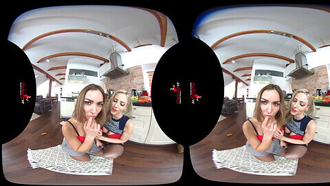 Experiencia VR sensual con las rubias Nathaly Cherie y Victoria Puppy desvistiéndose en medias