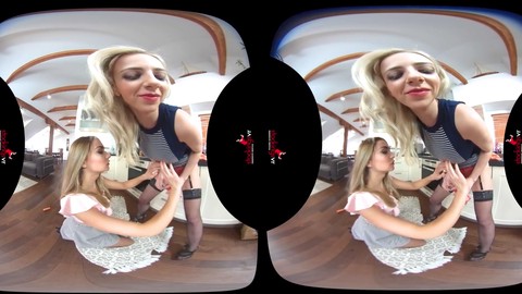 Sinnliches VR-Erlebnis mit blonden Models Nathaly Cherie und Victoria Puppy, die sich in Strümpfen ausziehen