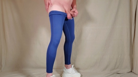 Le mignon jeune femboy expose son pénis caché dans de nouveaux leggings, montrant son cul juteux