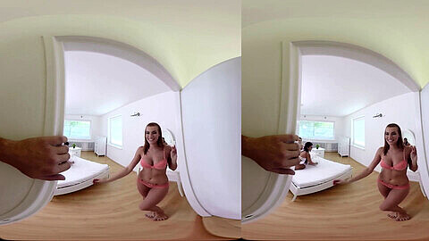 Vierer-VR-Porno mit drei geilen College-Schlampen von BaDoinkVR.com
