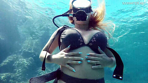 Kasanadra Lufi pleasures her hot pussy underwater in the ocean